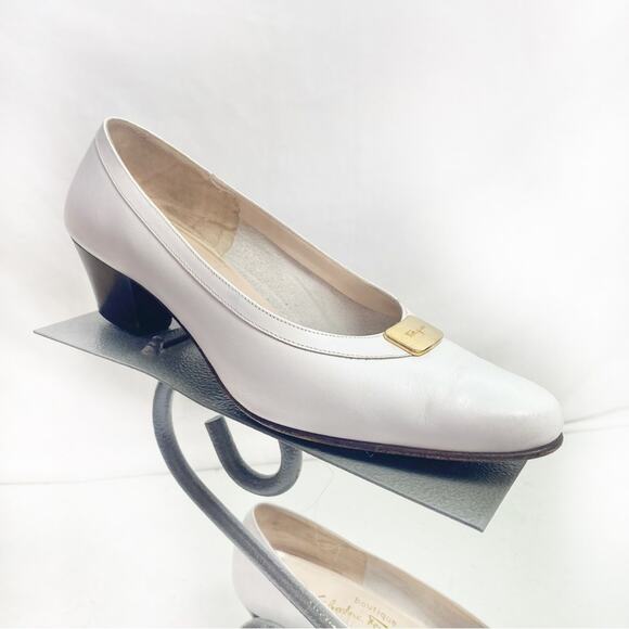 Vintage Salvatore Ferragamo White Classic Almond Toe Heels Size 7 - Picture 1 of 10